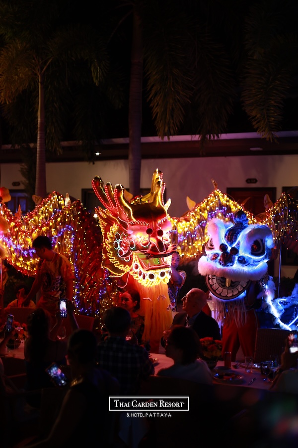 uests enjoying the illuminated dragon show at Thai Garden Resort Pattaya during New Year’s Eve 2024 celebrations.