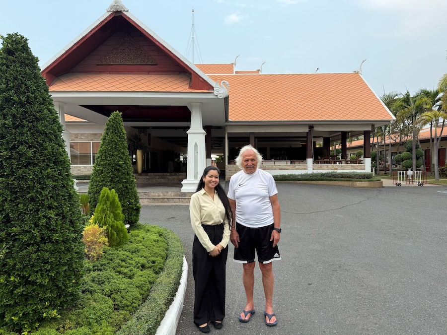 Dragoslav Stepanović and hotel manager Ariya in front of Thai Garden Resort, Pattaya.