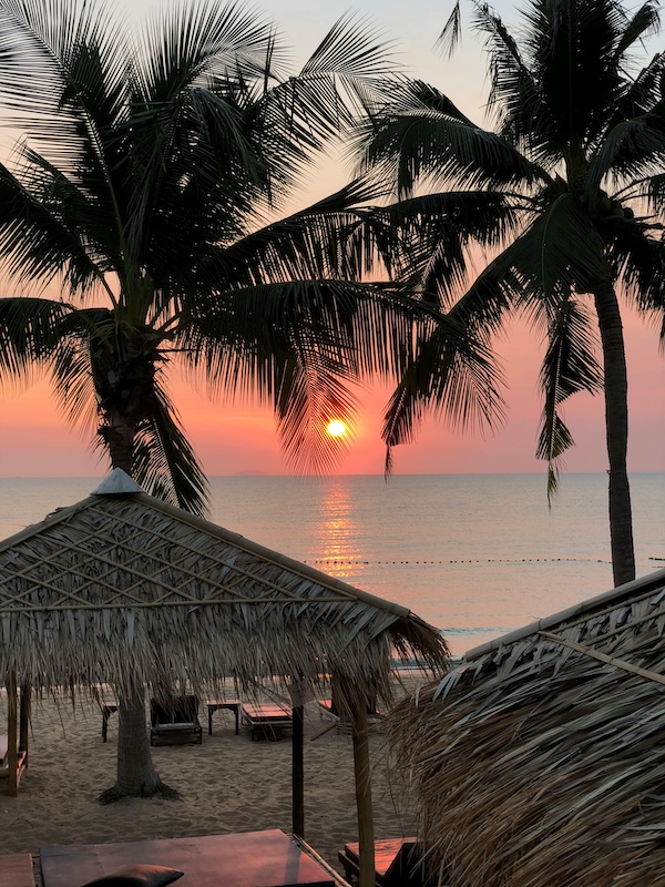 Pattaya Beach at sunset – Stunning golden hour view over the ocean
